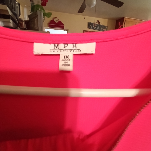 Woman's Top - Picture 4 of 4